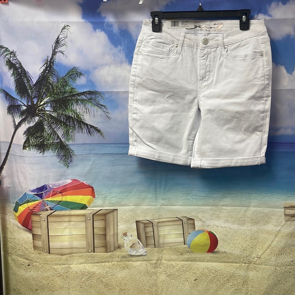 - Brand new with tags Woman’s Seven7 Bermuda short.